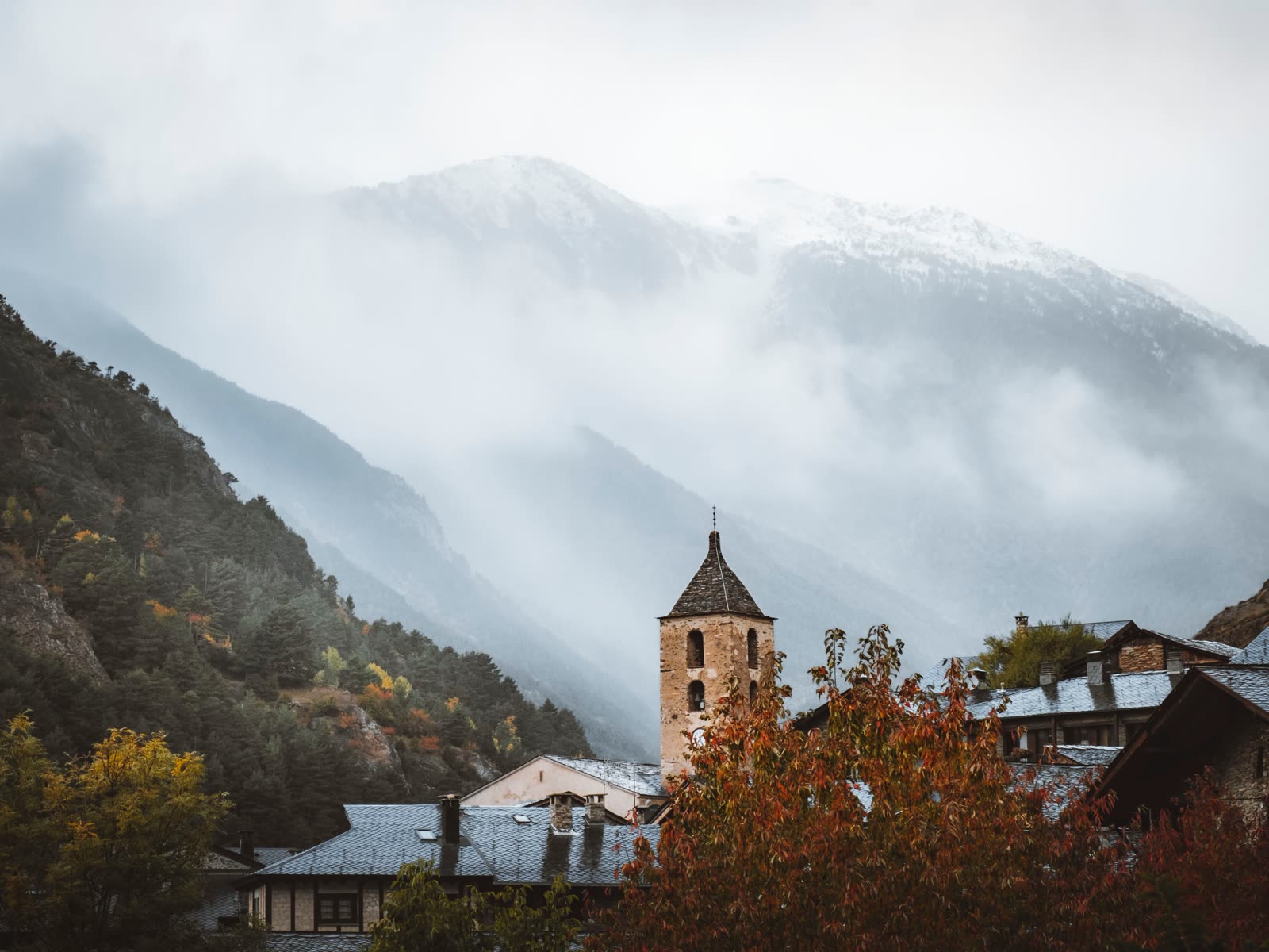 Torre de una iglesia en Ordino, Andorra